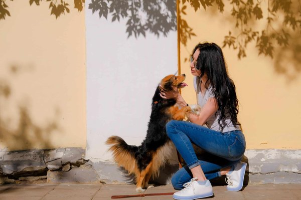 Quelles sont les techniques pour associer des bijoux audacieux avec des tenues sobres ?